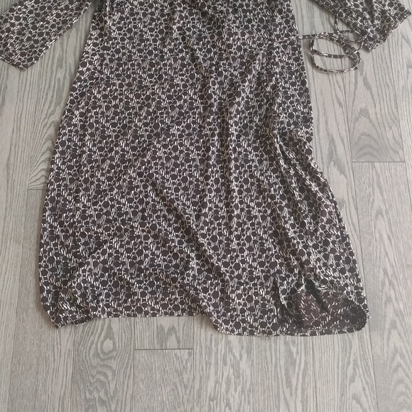 Beautiful dress by Studio🌸🌼🍀 - Picture 5 of 16